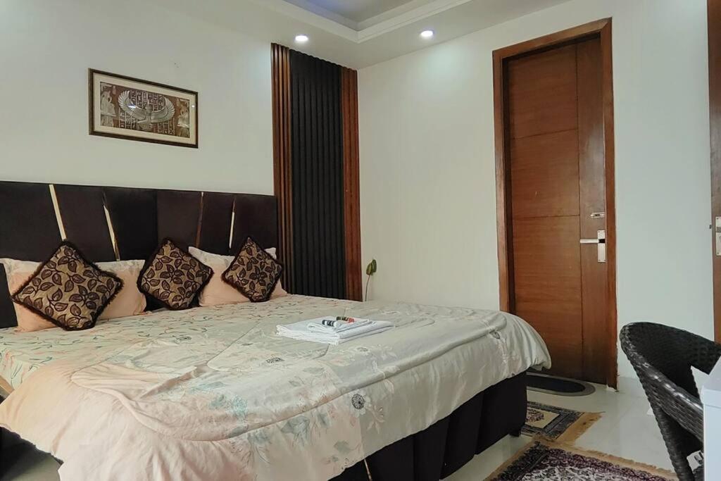 The Unmad Three Premium Rooms, Kitchen, Lobby * New Delhi