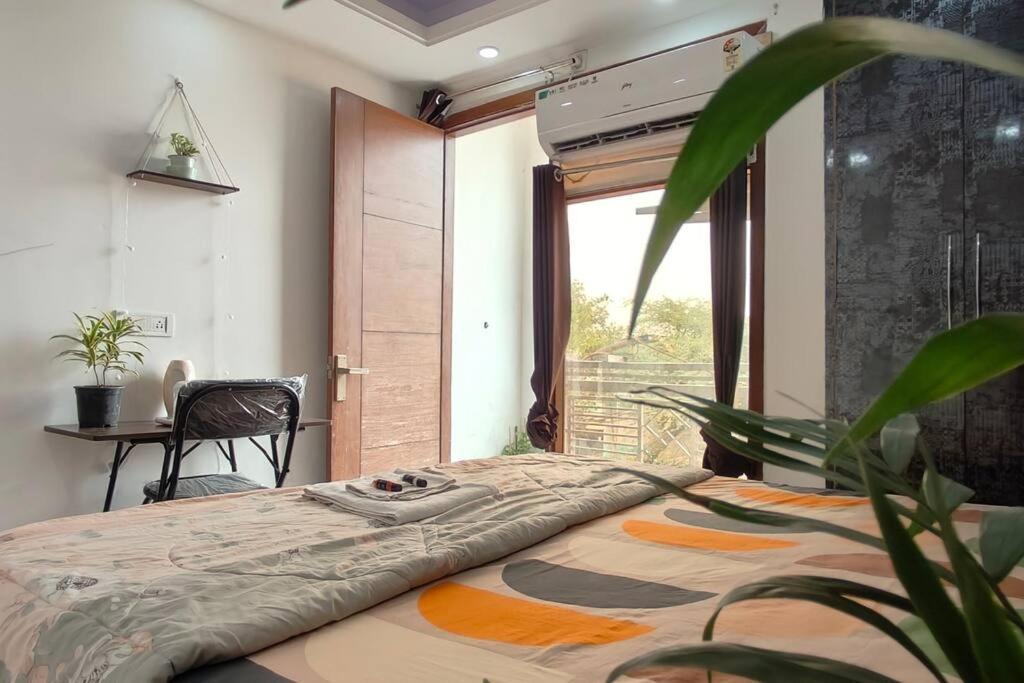 The Unmad Three Premium Rooms, Kitchen, Lobby * New Delhi