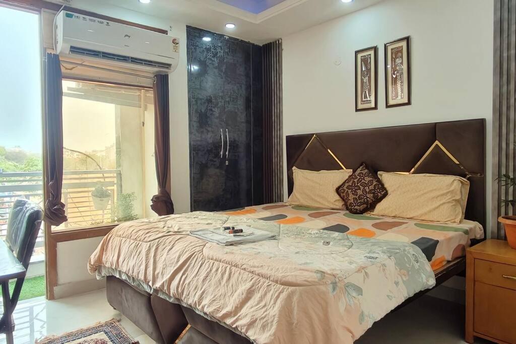The Unmad Three Premium Rooms, Kitchen, Lobby * New Delhi