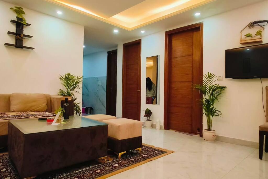 The Unmad Three Premium Rooms, Kitchen, Lobby Apartment