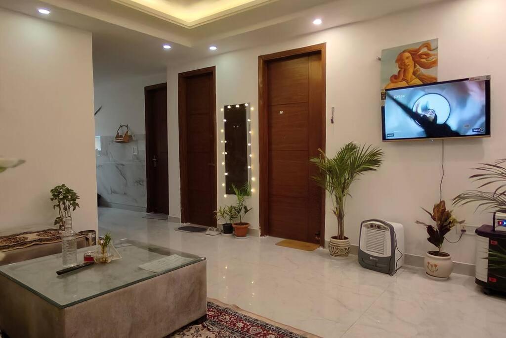 The Unmad Three Premium Rooms, Kitchen, Lobby Apartment